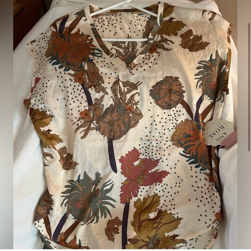 Jodifl  cream floral print silky top. Large